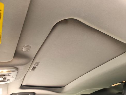 Used 2021 Toyota Highlander Limited FWD image 19