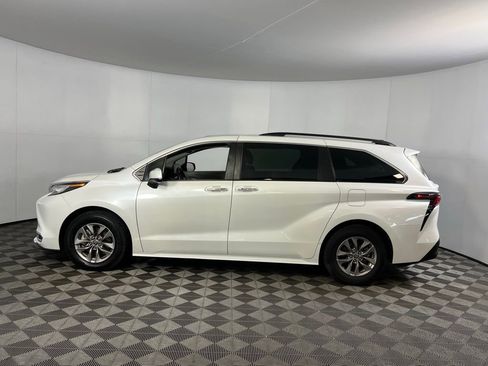 Used 2023 Toyota Sienna XLE image 10