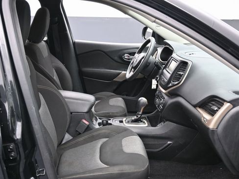 Used 2018 Jeep Cherokee Latitude w/ Safety Group image 29