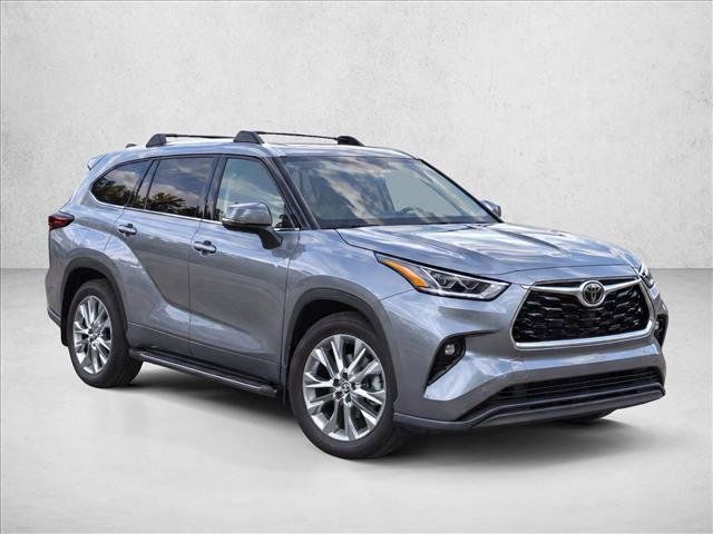Used 2026 Toyota Highlander Limited AWD/4WD image 3