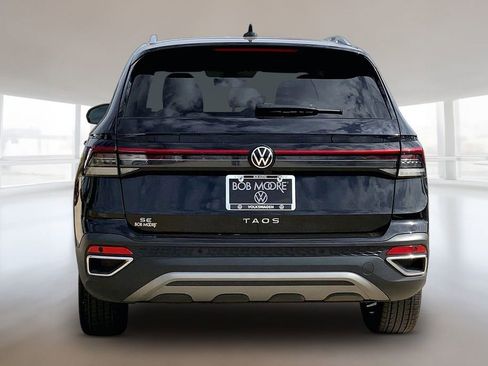 Used 2025 Volkswagen Taos SE FWD image 4