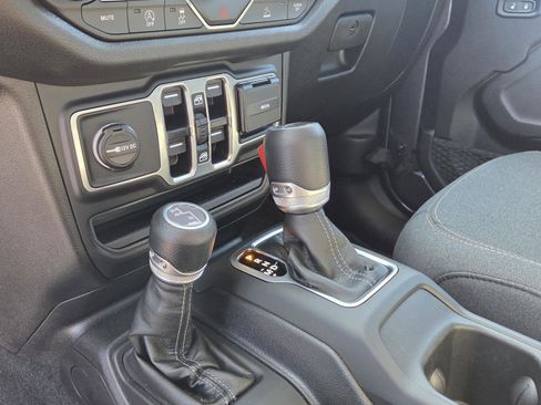 Used 2025 Jeep Gladiator Sport image 16