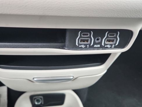 Used 2023 Chrysler Pacifica Touring-L image 14