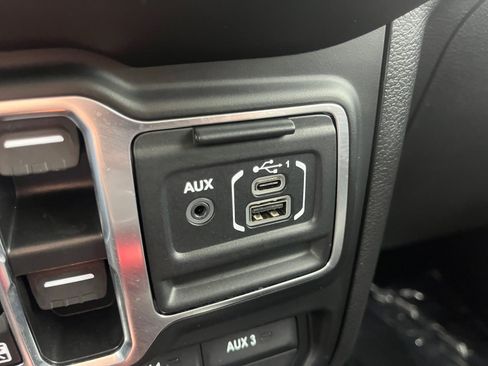 Used 2023 Jeep Gladiator Sport AWD/4WD image 17