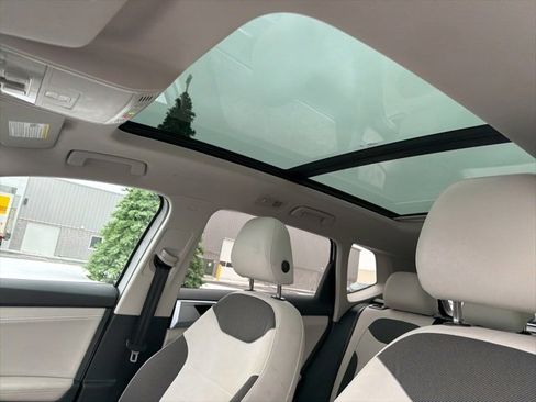 Used 2025 Volkswagen Taos SE image 17