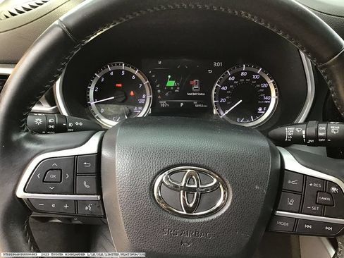 Used 2023 Toyota Highlander XLE FWD image 14