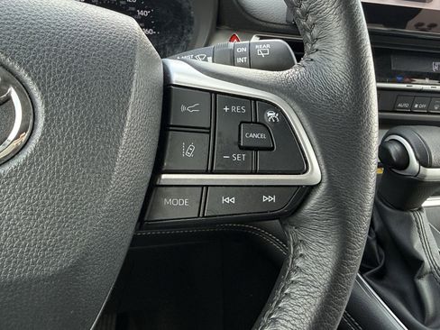 Used 2025 Toyota Sienna XLE image 27