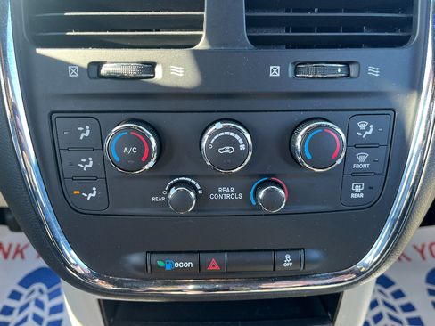 Used 2018 Dodge Grand Caravan SXT image 27