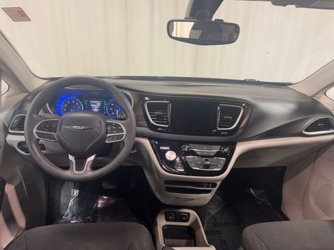 Used 2017 Chrysler Pacifica Touring image 25