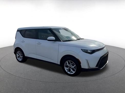 Used 2025 Kia Soul LX w/ LX Technology Package FWD image 2