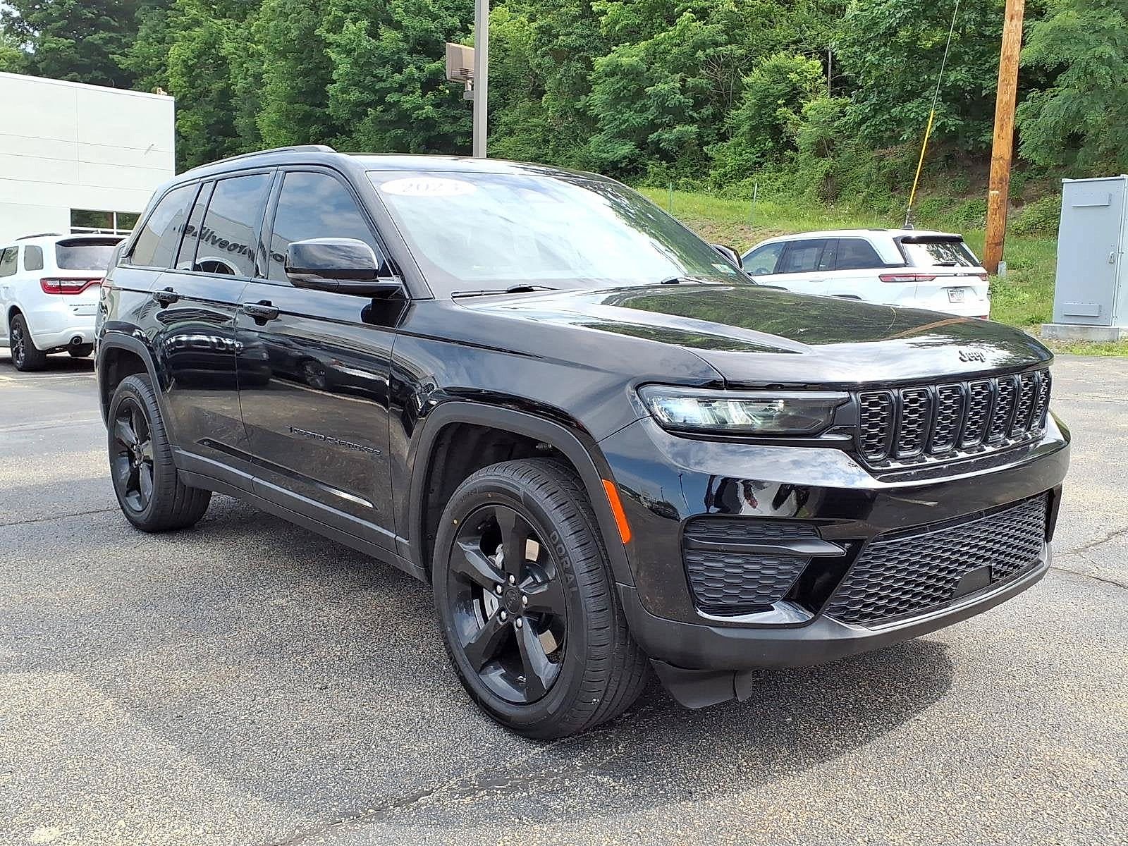 Used 2023 Jeep Grand Cherokee Altitude AWD/4WD image 6