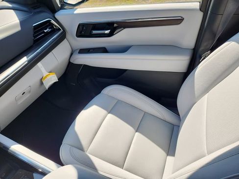 Certified 2025 Chevrolet Suburban Premier AWD/4WD image 15