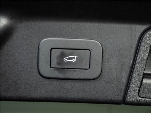 Used 2025 Land Rover Range Rover Velar Dynamic SE AWD/4WD image 31