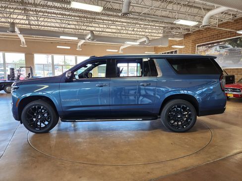 New 2026 Chevrolet Suburban Premier AWD/4WD image 2