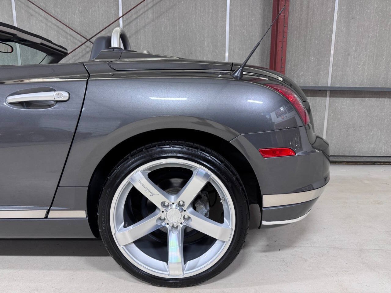 Used 2005 Chrysler Crossfire Limited RWD image 12