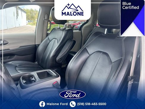Used 2023 Chrysler Pacifica Touring-L FWD image 13