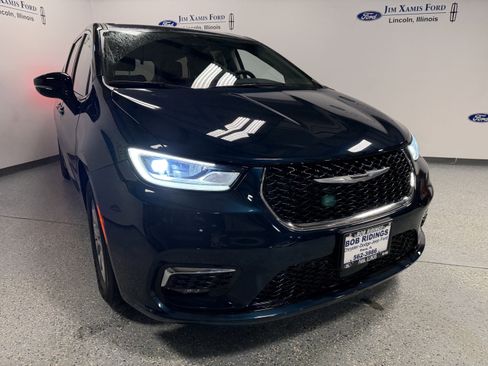 Used 2024 Chrysler Pacifica Touring-L image 36