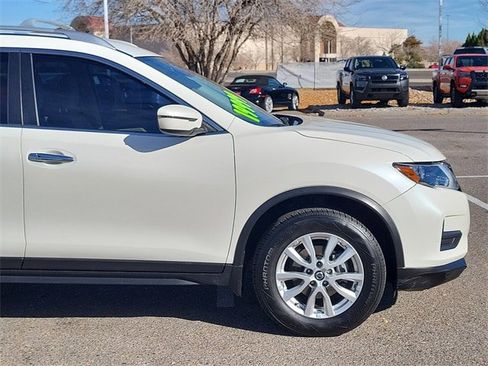 Used 2020 Nissan Rogue SV image 2