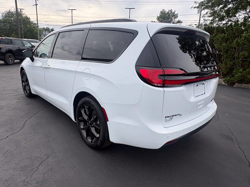 Used 2025 Chrysler Pacifica Limited FWD image 3