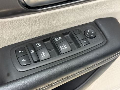 Used 2023 Chrysler Pacifica Touring-L FWD image 25