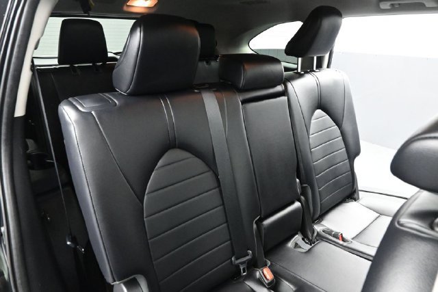 Used 2023 Toyota Highlander XLE AWD/4WD image 19