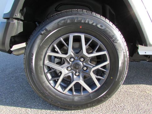 Used 2025 Jeep Wrangler Unlimited Sahara AWD/4WD image 12