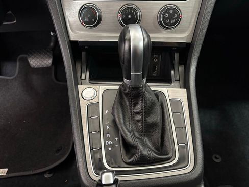 Used 2016 Volkswagen Golf Limited Edition image 26