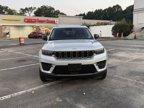 Used 2023 Jeep Grand Cherokee Laredo AWD/4WD image 6
