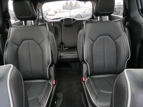 Used 2022 Chrysler Pacifica Limited w/ S Appearance Package image 13