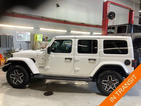 Used 2024 Jeep Wrangler Unlimited Sahara w/ Technology Group AWD/4WD image 2