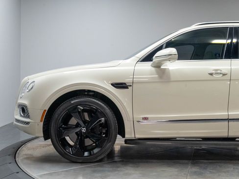 Used 2017 Bentley Bentayga AWD/4WD image 17
