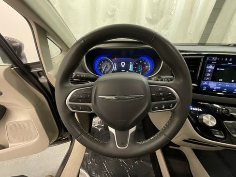 Used 2023 Chrysler Pacifica Touring-L FWD image 11