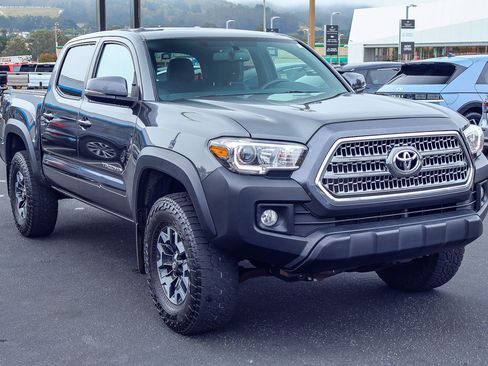 Used 2017 Toyota Tacoma TRD Off-Road w/ Premium & Technology Package AWD/4WD image 19