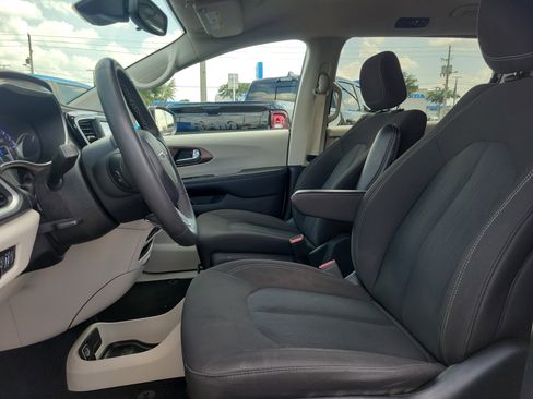 Used 2023 Chrysler Voyager LX FWD image 14