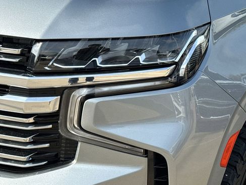 Used 2023 Chevrolet Suburban Premier image 4