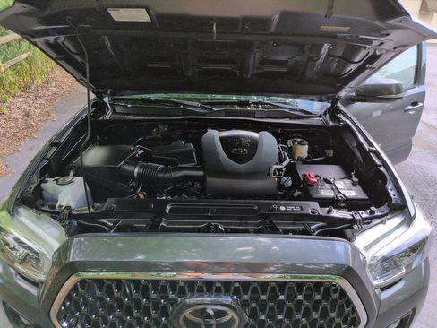 Used 2019 Toyota Tacoma TRD Sport w/ TRD Premium Sport Package AWD/4WD image 17