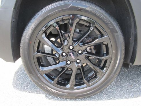 Used 2024 GMC Terrain SLT w/ Tech Package FWD image 8