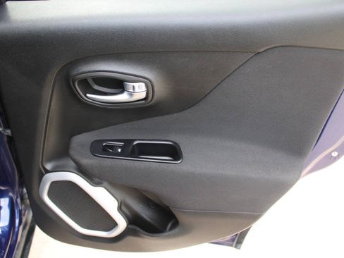 Used 2018 Jeep Renegade Latitude w/ Cold Weather Group AWD/4WD image 9