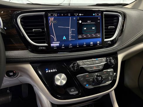 Used 2024 Chrysler Pacifica Limited FWD image 25