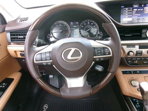 Used 2016 Lexus ES 350 w/ Luxury Package w/Wood Trim FWD image 28