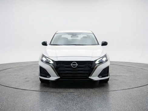 Used 2025 Nissan Altima 2.5 SV FWD image 2