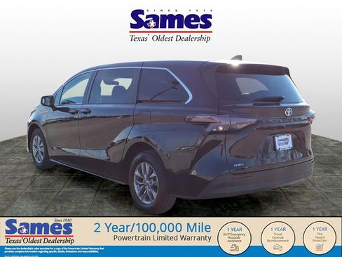 Used 2025 Toyota Sienna LE image 8