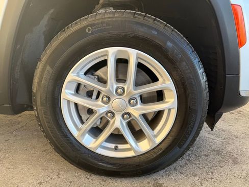 Used 2023 Jeep Grand Cherokee L Laredo image 11