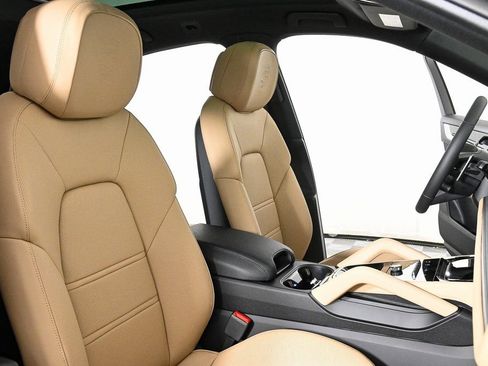 Certified 2025 Porsche Cayenne Coupe image 24