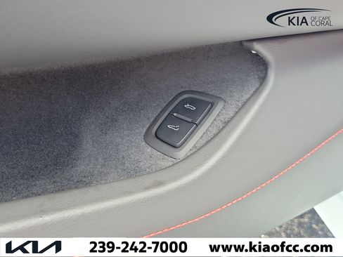 Used 2022 Chevrolet Corvette Stingray Preferred Cpe w/ Z51 Performance Package RWD image 17