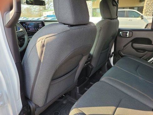 Used 2025 Jeep Wrangler Willys AWD/4WD image 15