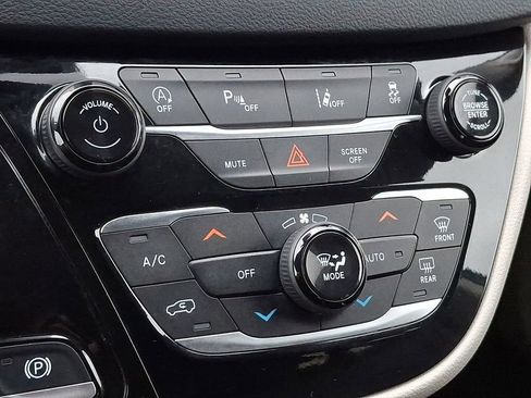 Used 2023 Chrysler Pacifica Touring-L FWD image 19