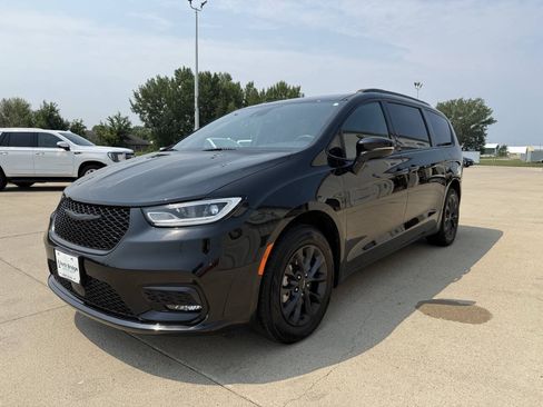 Used 2021 Chrysler Pacifica Touring-L w/ Uconnect Theater Family Group AWD/4WD image 2