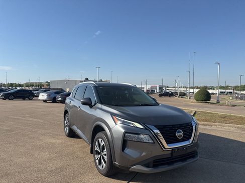 Used 2021 Nissan Rogue SV w/ Premium Package image 2