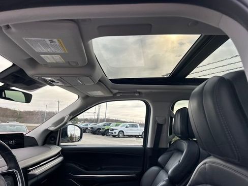 Used 2025 Lincoln Navigator Reserve image 34